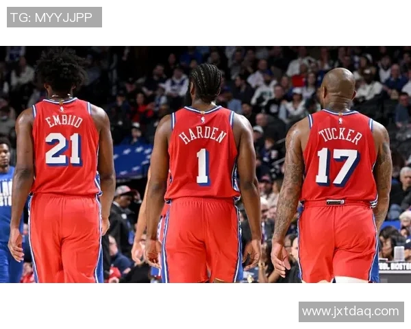 鹈鹕与76人激战正酣球星对决引发球迷热议与期待